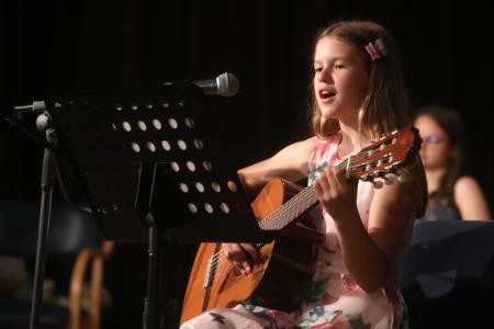 Glasbeni nastop Sare Fras, Foto Gorazd Kavčič, Gorenjski Glas